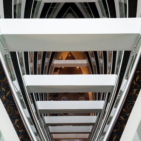 Tryp By Wyndham Guayaquil Airport Hotel Exterior photo The staircase