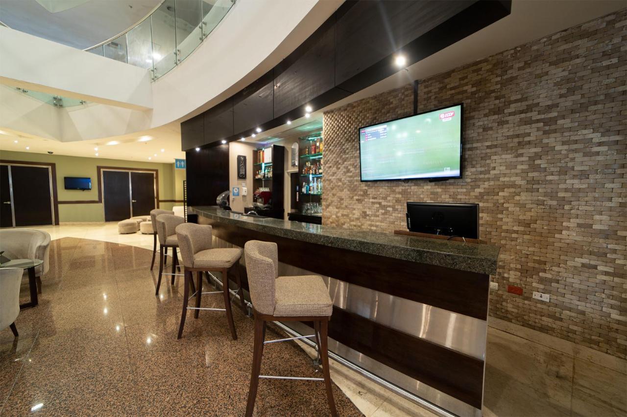 Tryp By Wyndham Guayaquil Airport Hotel Exterior photo The bar at the lounge