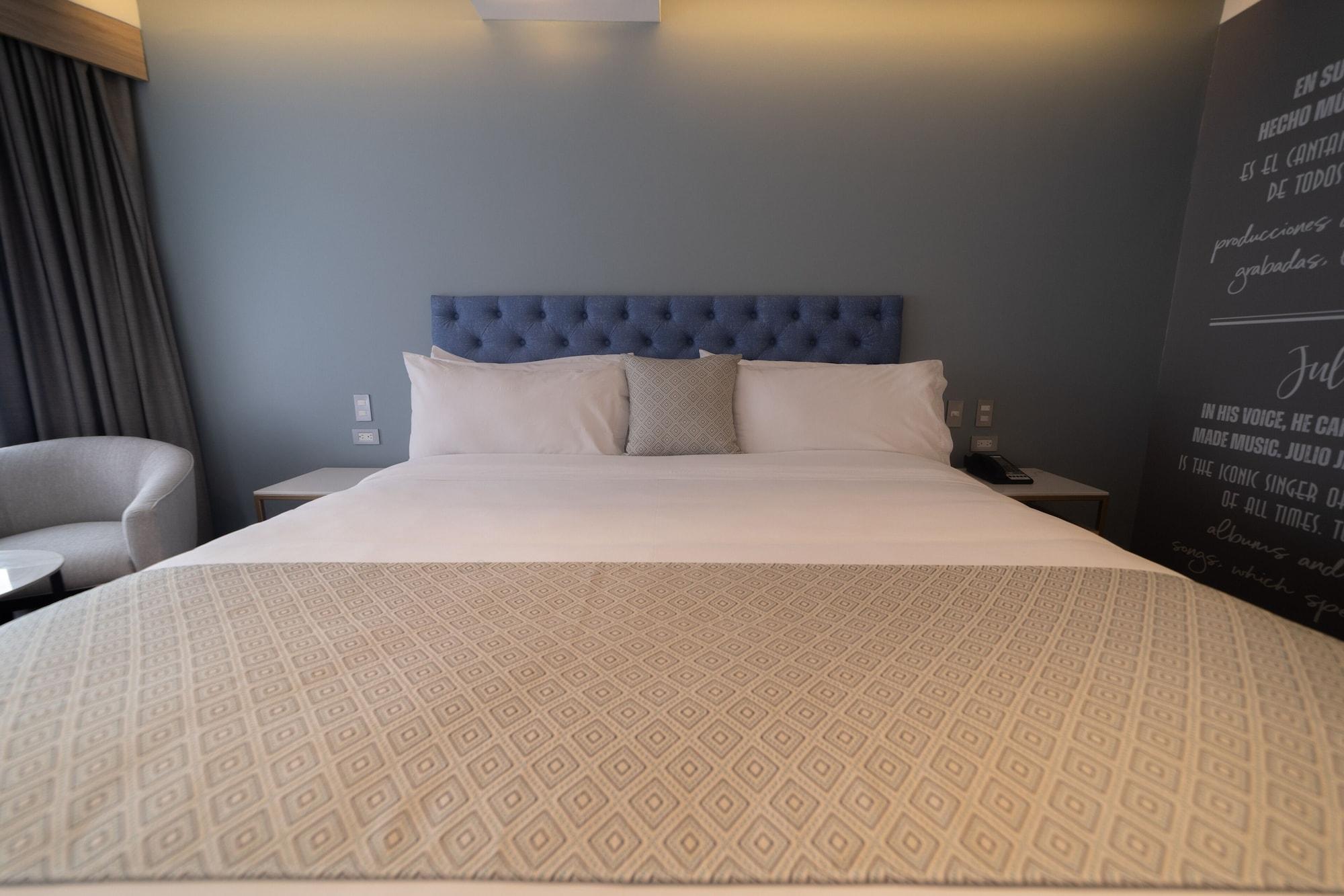 Tryp By Wyndham Guayaquil Airport Hotel Exterior photo A bedroom at the hotel