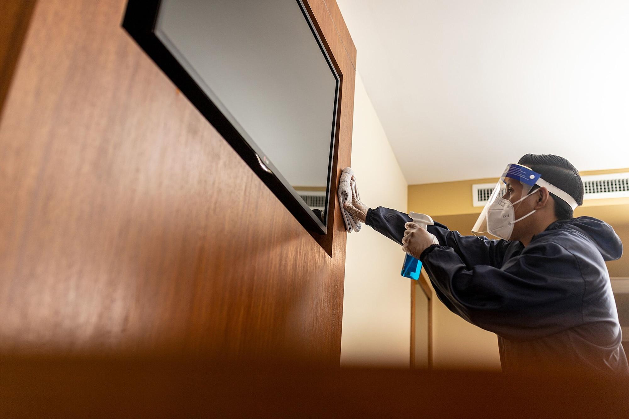 Tryp By Wyndham Guayaquil Airport Hotel Exterior photo A hotel employee cleans a television screen.