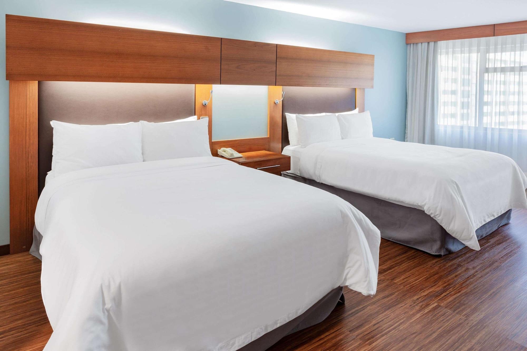 Tryp By Wyndham Guayaquil Airport Hotel Exterior photo A typical guest room at the Holiday Inn Express