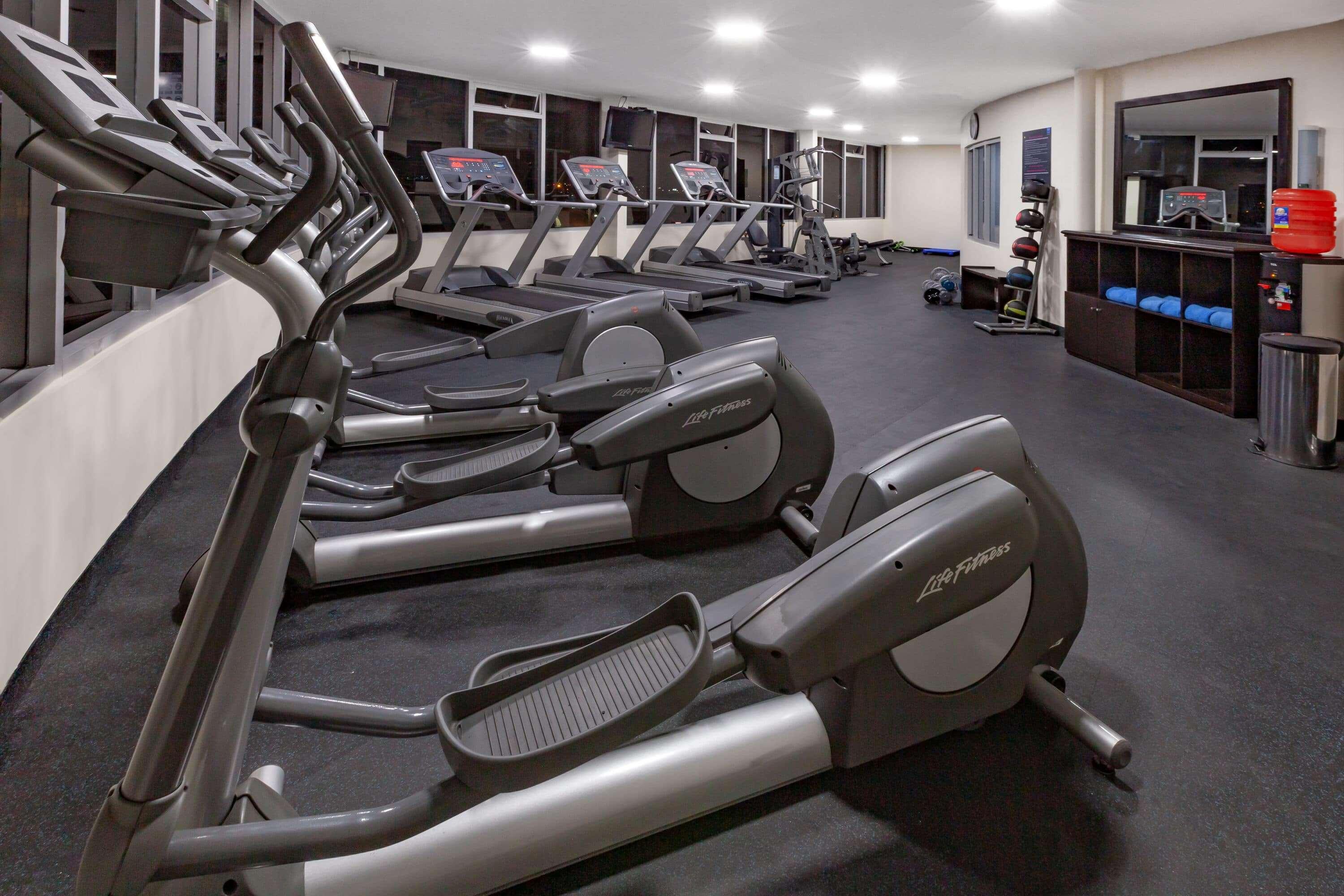 Tryp By Wyndham Guayaquil Airport Hotel Exterior photo The gym at the hotel