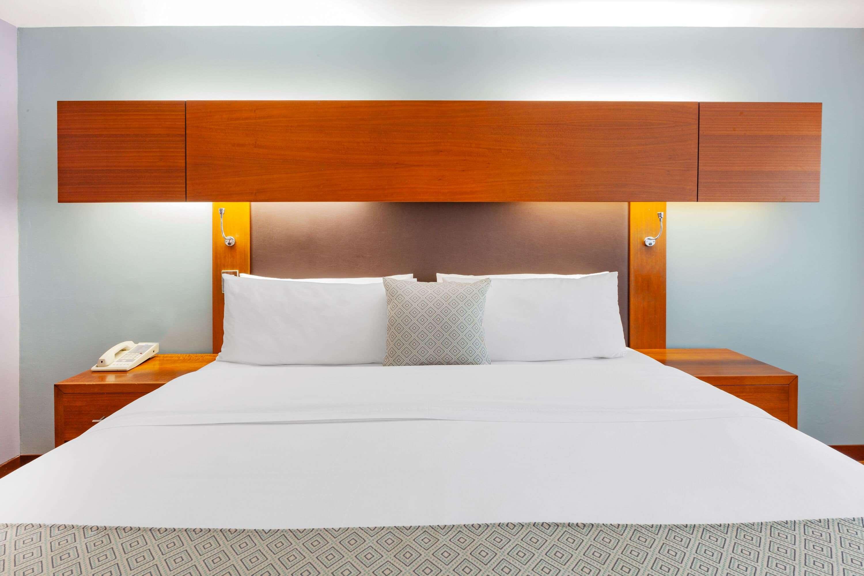 Tryp By Wyndham Guayaquil Airport Hotel Exterior photo A bed with a headboard