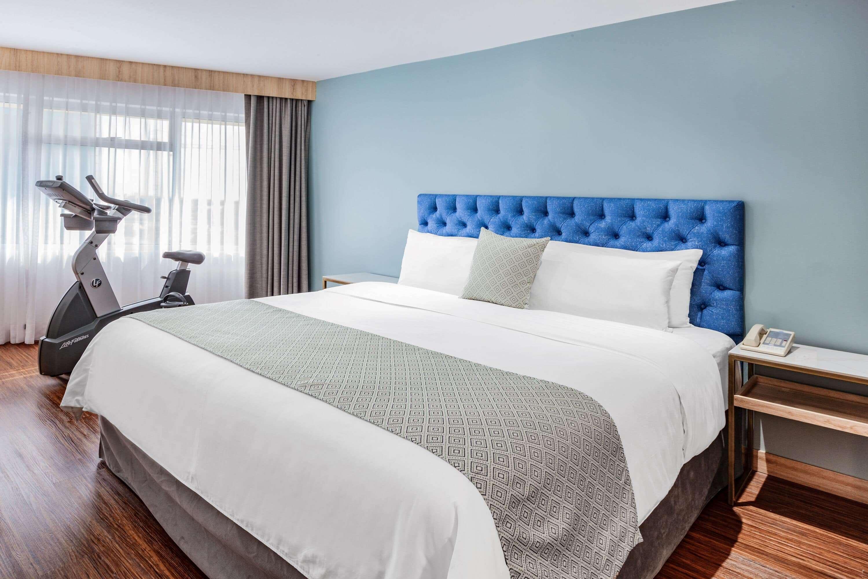 Tryp By Wyndham Guayaquil Airport Hotel Exterior photo A bed with a bed runner