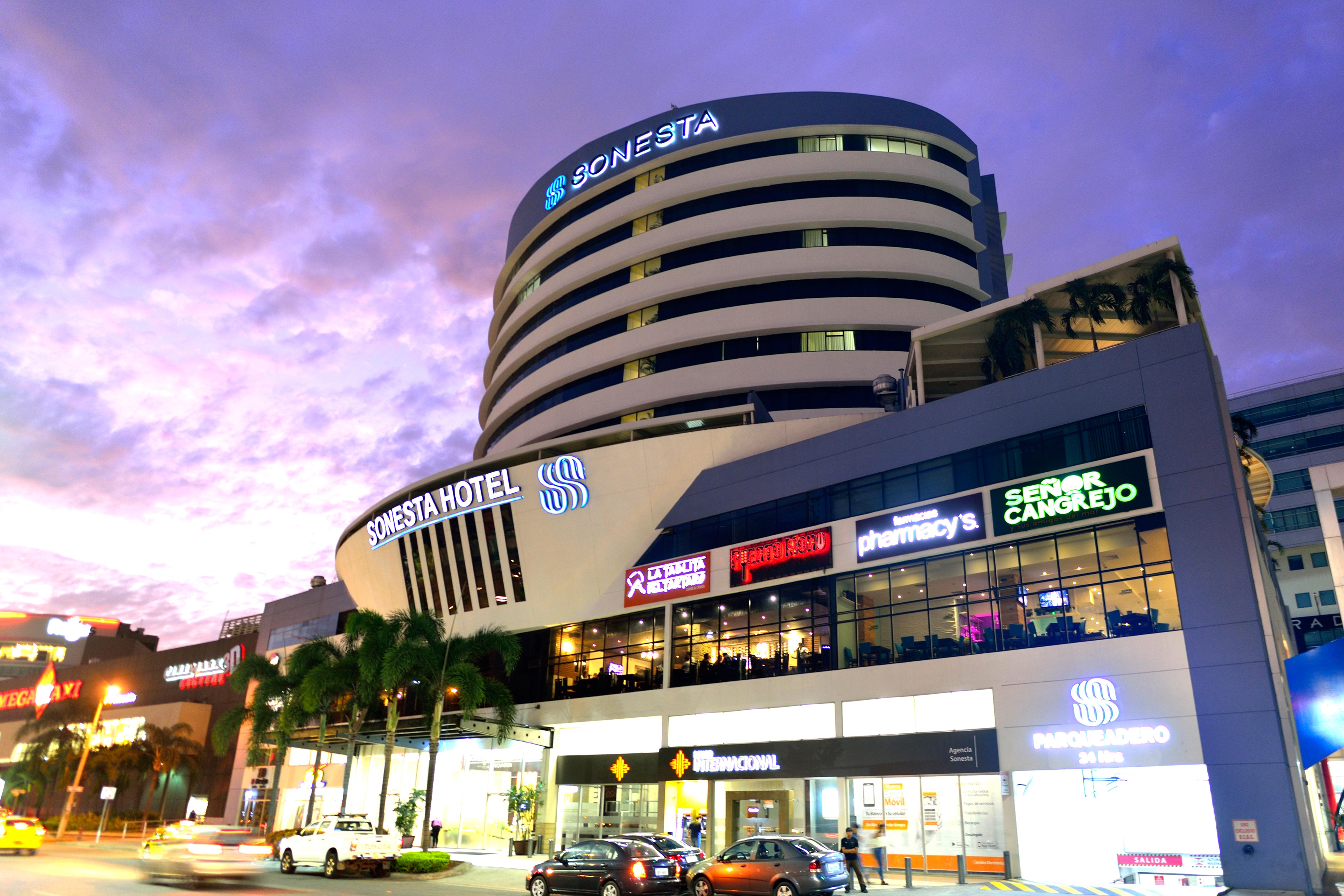 Tryp By Wyndham Guayaquil Airport Hotel Exterior photo The hotel at night
