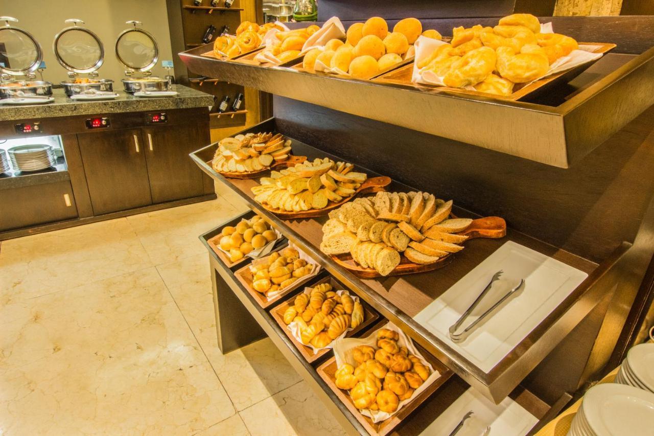 Tryp By Wyndham Guayaquil Airport Hotel Exterior photo A bread station at a buffet